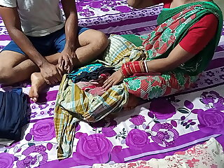 कपड़े बेचने वाले गरीब लड़की को पैसे का लालच देकर चोदा &excl;  साफ हिंदी आवाज में