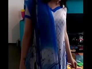 सलवार कमीज ट्राई करती गोरी मेम